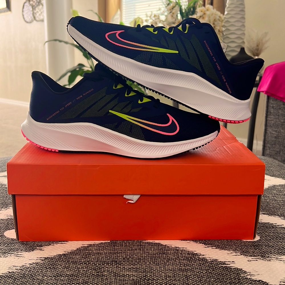 Nikes Women Quest 3 Running Shoes ( Size 11)